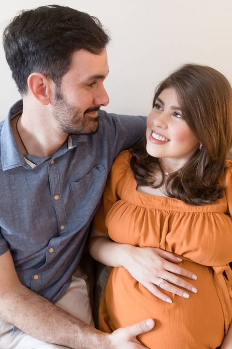 Ensaio fotográfico de gestante em casa; família católica; gestação; maternidade'