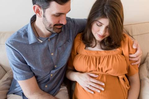 Ensaio fotográfico de gestante em casa; família católica; gestação; maternidade'