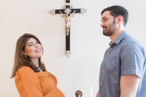 Ensaio fotográfico de gestante em casa; família católica; gestação; maternidade'