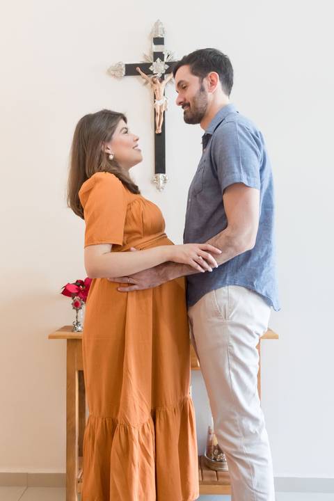 Ensaio fotográfico de gestante em casa; família católica; gestação; maternidade'