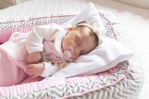 Ensaio newborn em casa, foto lifestyle, bebê, maternidade, mãe e filha'