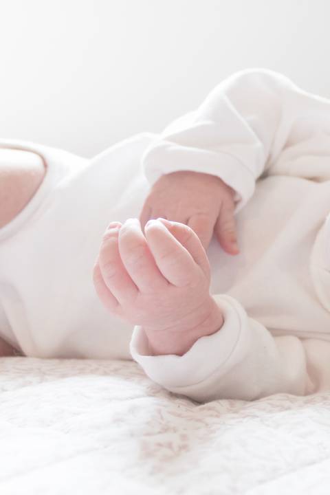 Ensaio newborn em casa, foto lifestyle, bebê, maternidade, mãe e filha'