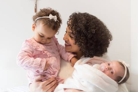 Ensaio newborn em casa, foto lifestyle, bebê, maternidade, mãe e filha'