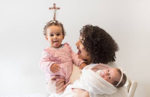 Ensaio newborn em casa, foto lifestyle, bebê, maternidade, mãe e filha'