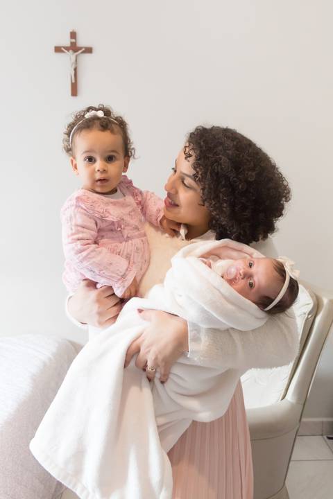 Ensaio newborn em casa, foto lifestyle, bebê, maternidade, mãe e filha'