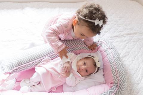 Ensaio newborn em casa, foto lifestyle, bebê, maternidade, mãe e filha'