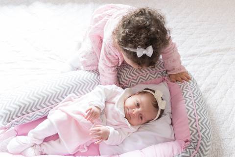 Ensaio newborn em casa, foto lifestyle, bebê, maternidade, mãe e filha'