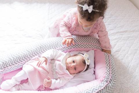 Ensaio newborn em casa, foto lifestyle, bebê, maternidade, mãe e filha'