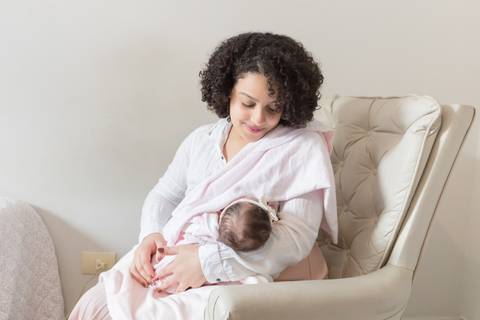 Ensaio newborn em casa, foto lifestyle, bebê, maternidade, mãe e filha'