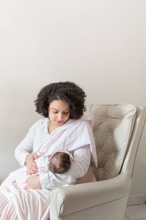 Ensaio newborn em casa, foto lifestyle, bebê, maternidade, mãe e filha'