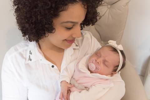 Ensaio newborn em casa, foto lifestyle, bebê, maternidade, mãe e filha'