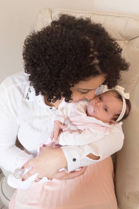 Ensaio newborn em casa, foto lifestyle, bebê, maternidade, mãe e filha'