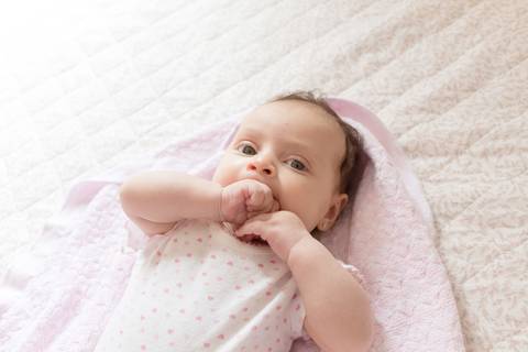 Ensaio de bebê, ensaio fotográfico, lifestyle, sessão em casa, família, foto, bebê, maternidade, mãe e filhas'