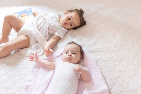 Ensaio de bebê, ensaio fotográfico, lifestyle, sessão em casa, família, foto, bebê, maternidade, mãe e filhas'