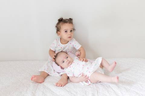 Ensaio de bebê, ensaio fotográfico, lifestyle, sessão em casa, família, foto, bebê, maternidade, mãe e filhas'