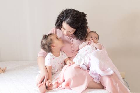 Ensaio de bebê, ensaio fotográfico, lifestyle, sessão em casa, família, foto, bebê, maternidade, mãe e filhas'