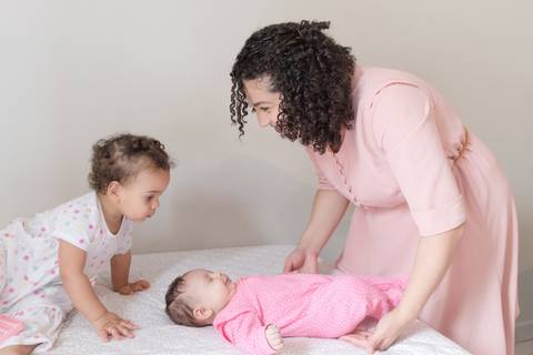 Ensaio de bebê, ensaio fotográfico, lifestyle, sessão em casa, família, foto, bebê, maternidade, mãe e filhas'