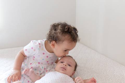 Ensaio de bebê, ensaio fotográfico, lifestyle, sessão em casa, família, foto, bebê, maternidade, mãe e filhas'