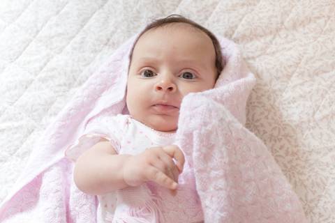 Ensaio de bebê, ensaio fotográfico, lifestyle, sessão em casa, família, foto, bebê, maternidade, mãe e filhas'