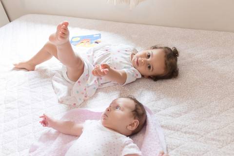 Ensaio de bebê, ensaio fotográfico, lifestyle, sessão em casa, família, foto, bebê, maternidade, mãe e filhas'