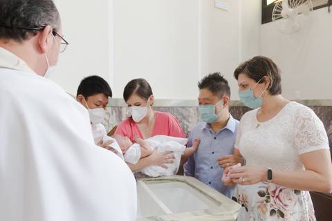 Batizado na Paróquia São João Batista em São Caetano do Sul - SP; Igreja Católica; Foto de Batizado; Memórias; Ana Beatriz Fotografia; Batismo de bebê'