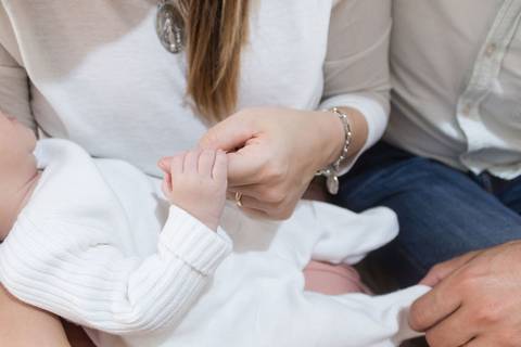 Ensaio de bebê lifestyle em casa; São Paulo; Ana Beatriz Fotografia; 2 meses; família; foto de família'
