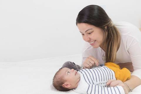 Ensaio de bebê lifestyle em casa; São Paulo; Ana Beatriz Fotografia; 2 meses; família; foto de família'
