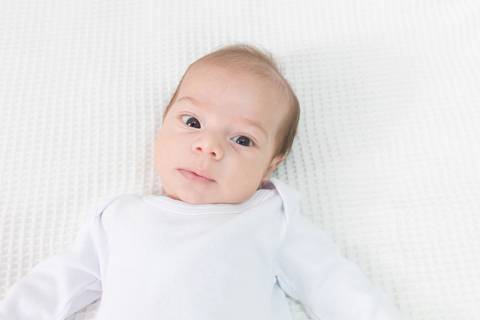 Ensaio de bebê lifestyle em casa; São Paulo; Ana Beatriz Fotografia; 2 meses; família; foto de família'