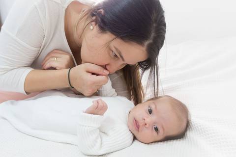 Ensaio de bebê lifestyle em casa; São Paulo; Ana Beatriz Fotografia; 2 meses; família; foto de família'