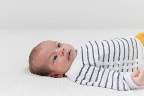 Ensaio de bebê lifestyle em casa; São Paulo; Ana Beatriz Fotografia; 2 meses; família; foto de família'