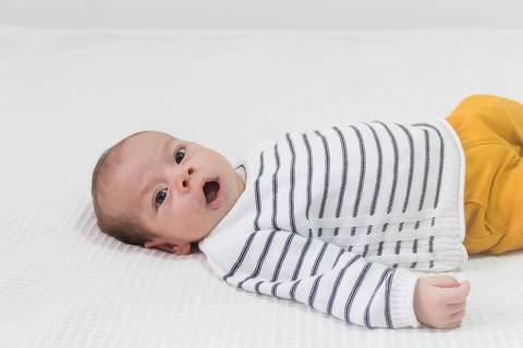 Ensaio de bebê lifestyle em casa; São Paulo; Ana Beatriz Fotografia; 2 meses; família; foto de família'