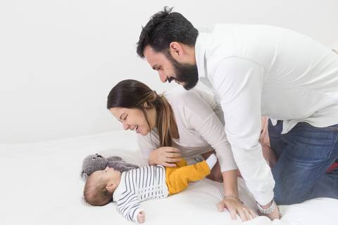 Ensaio de bebê lifestyle em casa; São Paulo; Ana Beatriz Fotografia; 2 meses; família; foto de família'