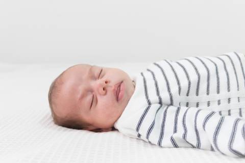 Ensaio de bebê lifestyle em casa; São Paulo; Ana Beatriz Fotografia; 2 meses; família; foto de família'