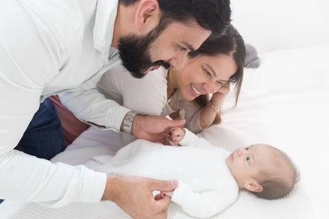 Ensaio de bebê lifestyle em casa; São Paulo; Ana Beatriz Fotografia; 2 meses; família; foto de família'