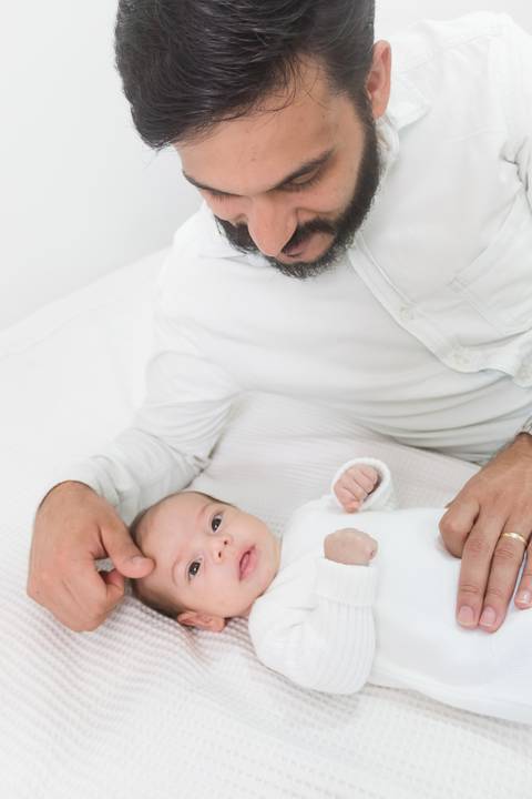 Ensaio de bebê lifestyle em casa; São Paulo; Ana Beatriz Fotografia; 2 meses; família; foto de família'