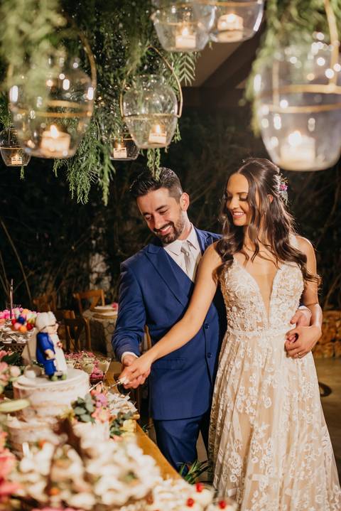 Corte bolo casamento'