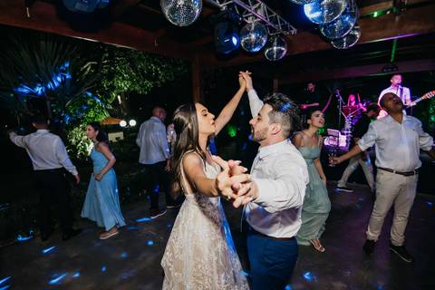 casal aproveitando o casamento'