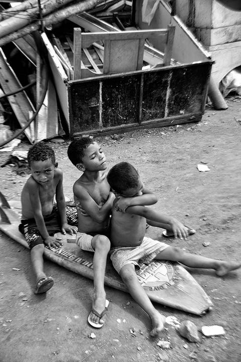 crianças brincam no assentamento'