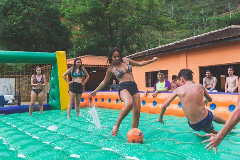 festa com futebol de sabão '