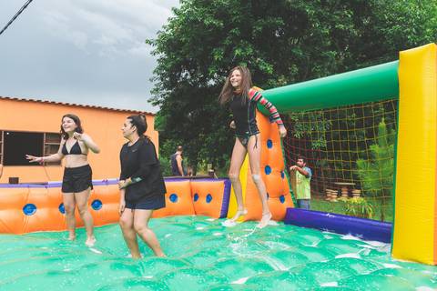 Aniversário com futebol de sabão'