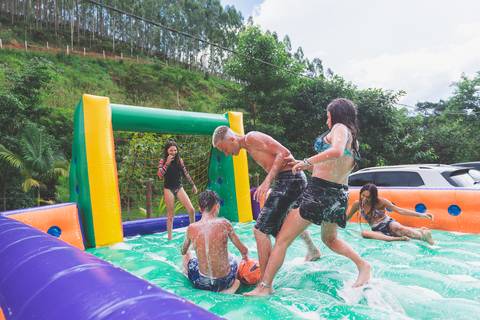 Aniversário com futebol de sabão'