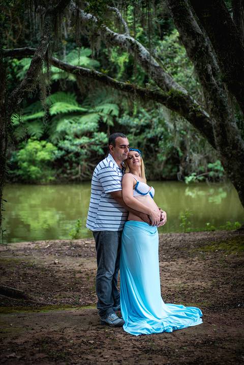 Marido abraça gestante no Recanto Santa Bárbara em São José dos Campos'