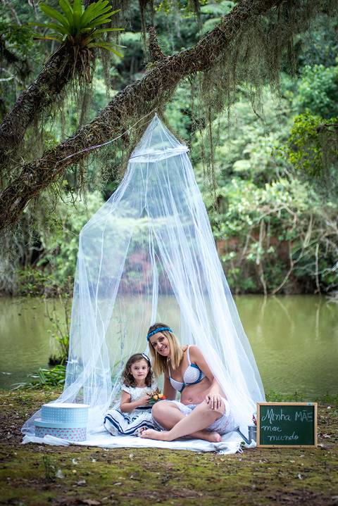 Mãe e filha posam para fotografia de gestante em sjc'
