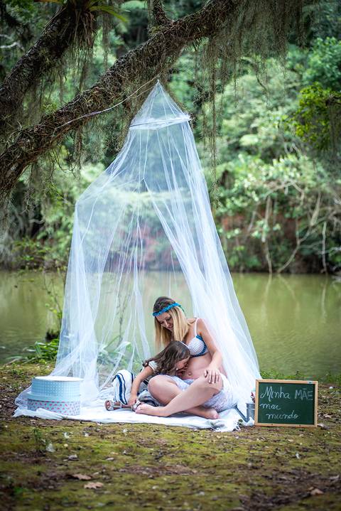 Foto tirada em tenda mostra mãe em gestação  e filha'