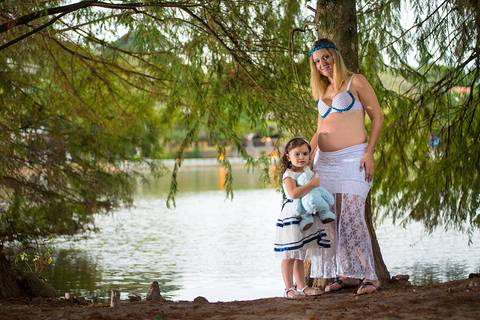 vestidos para grávidas mãe e filha posam'