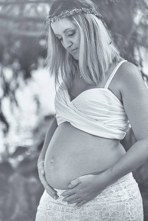 Pose Gestante de ladof com foto de acariciando a barriga'