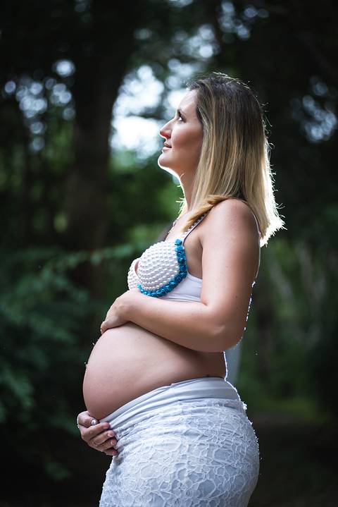 Mãe pensando no filho durante ensaio de gestante em São José dos Campos no Vale do Paraíba'