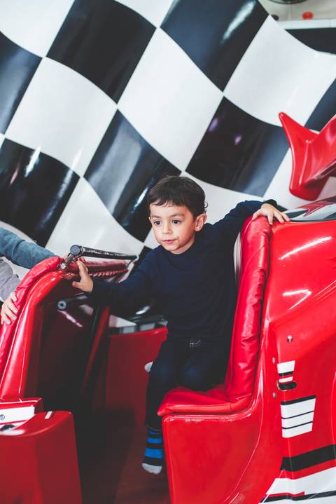 Aniversariante é flagrado saindo de sua Ferrari'