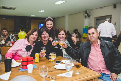 Um brinde aos meninos pelo aniversário'