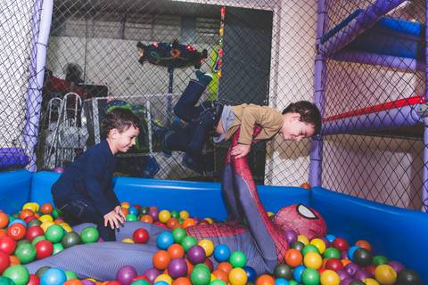 Homem Aranha ensinando a saltar'